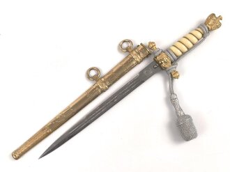 Dolch für Offiziere der Kriegsmarine, beidseitig geätzte, saubere Klinge von Eickhorn Solingen, die Vergoldung gut, Abschlussknauf sitzt nicht ganz fest