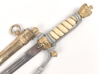Dolch für Offiziere der Kriegsmarine, beidseitig geätzte, saubere Klinge von Eickhorn Solingen, die Vergoldung gut, Abschlussknauf sitzt nicht ganz fest