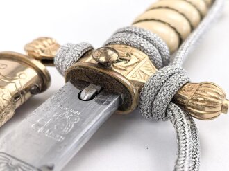 Dolch für Offiziere der Kriegsmarine, beidseitig geätzte, saubere Klinge von Eickhorn Solingen, die Vergoldung gut, Abschlussknauf sitzt nicht ganz fest