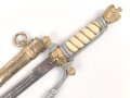 Dolch für Offiziere der Kriegsmarine, beidseitig geätzte, saubere Klinge von Eickhorn Solingen, die Vergoldung gut, Abschlussknauf sitzt nicht ganz fest