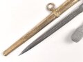Dolch für Offiziere der Kriegsmarine, beidseitig geätzte, saubere Klinge von Eickhorn Solingen, die Vergoldung gut, Abschlussknauf sitzt nicht ganz fest