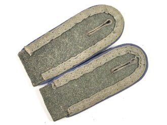 Heer, Paar Schulterklappen für einen Unteroffizier der Sanitätstruppe, Länge etwa 11,5cm