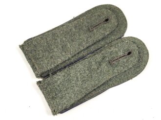 Heer, Paar Schulterklappen für einen Unteroffizier der Sanitätstruppe, Länge etwa 11cm, nicht ganz paarig