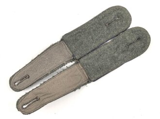 Heer, Paar Schulterklappen für einen Unteroffizier der Sanitätstruppe, Länge etwa 11cm, nicht ganz paarig