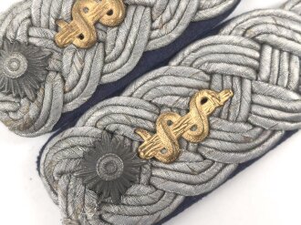 Heer, Paar Schulterklappen für einen Sanitätsoffizier, Länge etwa 10,5cm