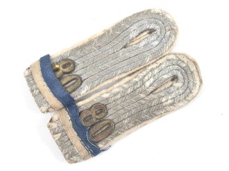 Heer,  Paar  Schulterstücke für einen Leutnant im Infanterie Regiment 80, Länge etwa 10cm, blau/weisser Überschub Originalvernäht