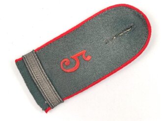 Heer, einzelne Schulterklappe für Mannschaften im Artillerie Regiment 5, frühes, resedagrünes Stück, Länge etwa 10cm
