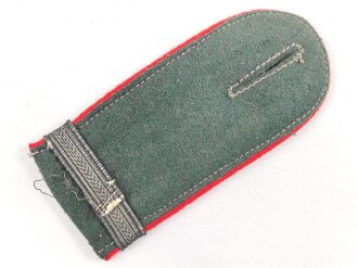 Heer, einzelne Schulterklappe für Mannschaften im Artillerie Regiment 5, frühes, resedagrünes Stück, Länge etwa 10cm