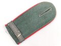 Heer, einzelne Schulterklappe für Mannschaften im Artillerie Regiment 5, frühes, resedagrünes Stück, Länge etwa 10cm