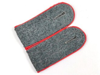 Heer, Paar Schulterklappen für Mannschaften der Artillerie, Länge etwa 10,5cm, Ausführung Modell 1944