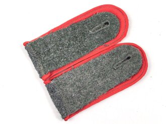 Heer, Paar Schulterklappen für Mannschaften der Artillerie, Länge etwa 10,5cm, Ausführung Modell 1944