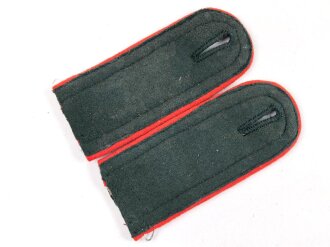 Heer, Paar Schulterklappen für einen Unteroffizier der Artillerie Beobachtungs Einheit 24. Länge etwa 11cm