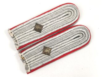 Heer, Paar Schulterstücke für einen Oberleutnant der Artillerie, Länge etwa 11cm, Nebenfarbe grau