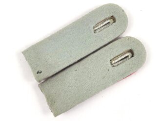 Heer, Paar Schulterstücke für einen Oberleutnant der Artillerie, Länge etwa 11cm, Nebenfarbe grau