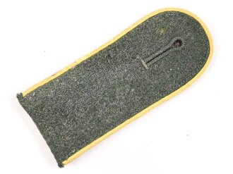 Heer, einzelne Schulterklappe für Mannschaften der Nachrichtentruppe. Länge etwa 11,5cm