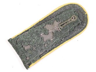 Heer, einzelne Schulterklappe für Mannschaften der Nachrichtentruppe. Länge etwa 11,5cm