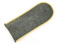 Heer, einzelne Schulterklappe für Mannschaften der Nachrichtentruppe. Länge etwa 11,5cm