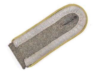 Heer, einzelne Schulterklappe für einen Unteroffizier der Nachrichtentruppe. Länge etwa 11,5cm