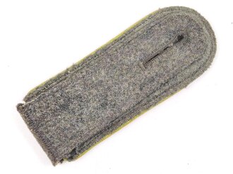 Heer, einzelne Schulterklappe für einen Unteroffizier der Nachrichtentruppe. Länge etwa 11,5cm