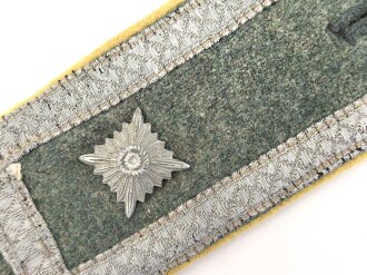 Heer, einzelne Schulterklappe  für einen Feldwebel der Nachrichtentruppe. Länge etwa 12cm