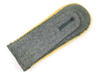 Heer, einzelne Schulterklappe  für einen Feldwebel der Nachrichtentruppe. Länge etwa 12cm