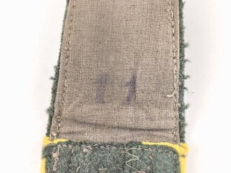 Heer, einzelne Schulterklappe  für einen Feldwebel der Nachrichtentruppe. Länge etwa 12cm