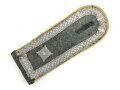 Heer, einzelne Schulterklappe  für einen Feldwebel der Nachrichtentruppe. Länge etwa 12cm