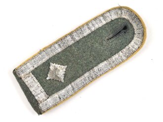 Heer, einzelne Schulterklappe  für einen Feldwebel der Nachrichtentruppe. Länge etwa 12cm
