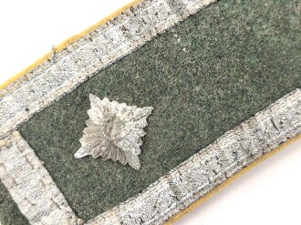 Heer, einzelne Schulterklappe  für einen Feldwebel der Nachrichtentruppe. Länge etwa 12cm