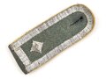 Heer, einzelne Schulterklappe  für einen Feldwebel der Nachrichtentruppe. Länge etwa 12cm