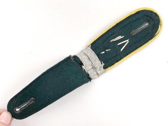 Heer, einzelne Schulterklappe  für einen Offiziersanwärter der Nachrichtentruppe. Länge etwa 11cm