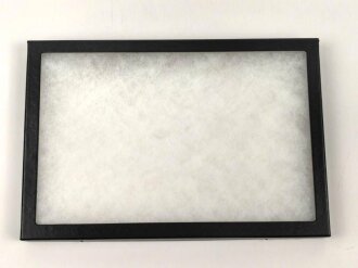Schaukasten für Orden, Effekten, Nadeln und vieles mehr. Stabiler Karton mit Stiften zu verschliessen, Glasscheibe, innen mit Polstervlies ausgelegt. Maße 31,5 x 21,5 cm, Höhe etwa 2,2cm
