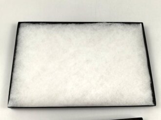Schaukasten für Orden, Effekten, Nadeln und vieles mehr. Stabiler Karton mit Stiften zu verschliessen, Glasscheibe, innen mit Polstervlies ausgelegt. Maße 31,5 x 21,5 cm, Höhe etwa 2,2cm. Restposten mit wenig Bestand