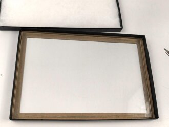 Schaukasten für Orden, Effekten, Nadeln und vieles mehr. Stabiler Karton mit Stiften zu verschliessen, Glasscheibe, innen mit Polstervlies ausgelegt. Maße 31,5 x 21,5 cm, Höhe etwa 2,2cm. Restposten mit wenig Bestand