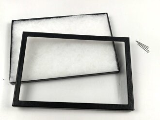 Schaukasten für Orden, Effekten, Nadeln und vieles mehr. Stabiler Karton mit Stiften zu verschliessen, Glasscheibe, innen mit Polstervlies ausgelegt. Maße 31,5 x 21,5 cm, Höhe etwa 2,2cm. Restposten mit wenig Bestand