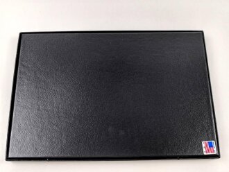 Schaukasten für Orden, Effekten, Nadeln und vieles mehr. Stabiler Karton mit Stiften zu verschliessen, Glasscheibe, innen mit Polstervlies ausgelegt. Maße 31,5 x 21,5 cm, Höhe etwa 2,2cm. Restposten mit wenig Bestand