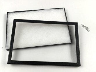Schaukasten für Orden, Effekten, Nadeln und vieles mehr. Stabiler Karton mit Stiften zu verschliessen, Glasscheibe, innen mit Polstervlies ausgelegt. Maße 31,5 x 21,5 cm, Höhe etwa 2,2cm