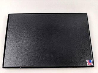 Schaukasten für Orden, Effekten, Nadeln und vieles mehr. Stabiler Karton mit Stiften zu verschliessen, Glasscheibe, innen mit Polstervlies ausgelegt. Maße 31,5 x 21,5 cm, Höhe etwa 2,2cm