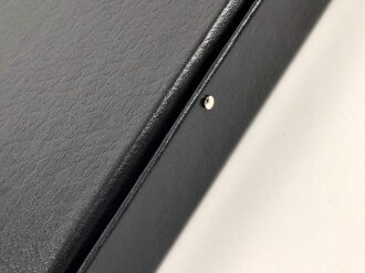 Schaukasten für Orden, Effekten, Nadeln und vieles mehr. Stabiler Karton mit Stiften zu verschliessen, Glasscheibe, innen mit Polstervlies ausgelegt. Maße 31,5 x 21,5 cm, Höhe etwa 2,2cm