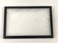 Schaukasten für Orden, Effekten, Nadeln und vieles mehr. Stabiler Karton mit Stiften zu verschliessen, Glasscheibe, innen mit Polstervlies ausgelegt. Maße 31,5 x 21,5 cm, Höhe etwa 2,2cm. Restposten mit wenig Bestand