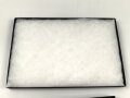 Schaukasten für Orden, Effekten, Nadeln und vieles mehr. Stabiler Karton mit Stiften zu verschliessen, Glasscheibe, innen mit Polstervlies ausgelegt. Maße 31,5 x 21,5 cm, Höhe etwa 2,2cm. Restposten mit wenig Bestand