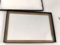 Schaukasten für Orden, Effekten, Nadeln und vieles mehr. Stabiler Karton mit Stiften zu verschliessen, Glasscheibe, innen mit Polstervlies ausgelegt. Maße 31,5 x 21,5 cm, Höhe etwa 2,2cm. Restposten mit wenig Bestand