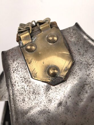 Frankreich, eiserner Kürass. Die Brust datiert 1856, der Rücken 1875. Der Bauchgurt sowie die beiden Lederunterfutter für die Ketten ergänzt. gereinigt, guter Gesamtzustand