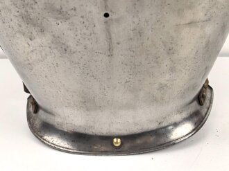 Frankreich, eiserner Kürass. Die Brust datiert 1856, der Rücken 1875. Der Bauchgurt sowie die beiden Lederunterfutter für die Ketten ergänzt. gereinigt, guter Gesamtzustand