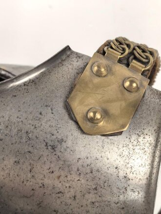 Frankreich, eiserner Kürass. Die Brust datiert 1856, der Rücken 1875. Der Bauchgurt sowie die beiden Lederunterfutter für die Ketten ergänzt. gereinigt, guter Gesamtzustand