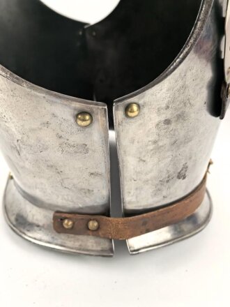 Frankreich, eiserner Kürass. Die Brust datiert 1856, der Rücken 1875. Der Bauchgurt sowie die beiden Lederunterfutter für die Ketten ergänzt. gereinigt, guter Gesamtzustand