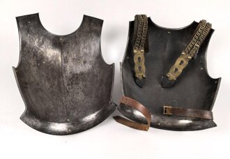Frankreich, eiserner Kürass. Die Brust datiert 1856, der Rücken 1875. Der Bauchgurt sowie die beiden Lederunterfutter für die Ketten ergänzt. gereinigt, guter Gesamtzustand