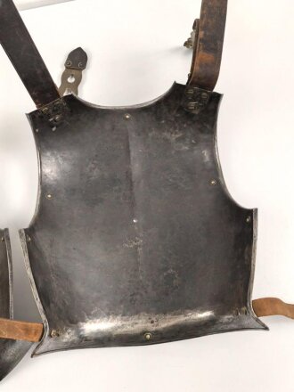 Frankreich, eiserner Kürass. Die Brust datiert 1856, der Rücken 1875. Der Bauchgurt sowie die beiden Lederunterfutter für die Ketten ergänzt. gereinigt, guter Gesamtzustand