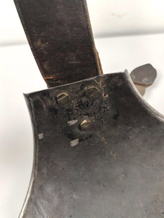 Frankreich, eiserner Kürass. Die Brust datiert 1856, der Rücken 1875. Der Bauchgurt sowie die beiden Lederunterfutter für die Ketten ergänzt. gereinigt, guter Gesamtzustand