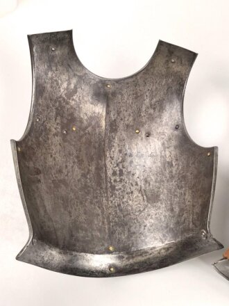 Frankreich, eiserner Kürass. Die Brust datiert 1856, der Rücken 1875. Der Bauchgurt sowie die beiden Lederunterfutter für die Ketten ergänzt. gereinigt, guter Gesamtzustand